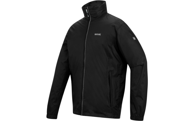 Schwarze Jacke mit durchgehendem Reißverschluss, hohem Stehkragen, langen Ärmeln, elastischen Bündchen, seitlichen Reißverschlusstaschen, kleinem weißen Logo auf der Brust und Patch am Oberarm