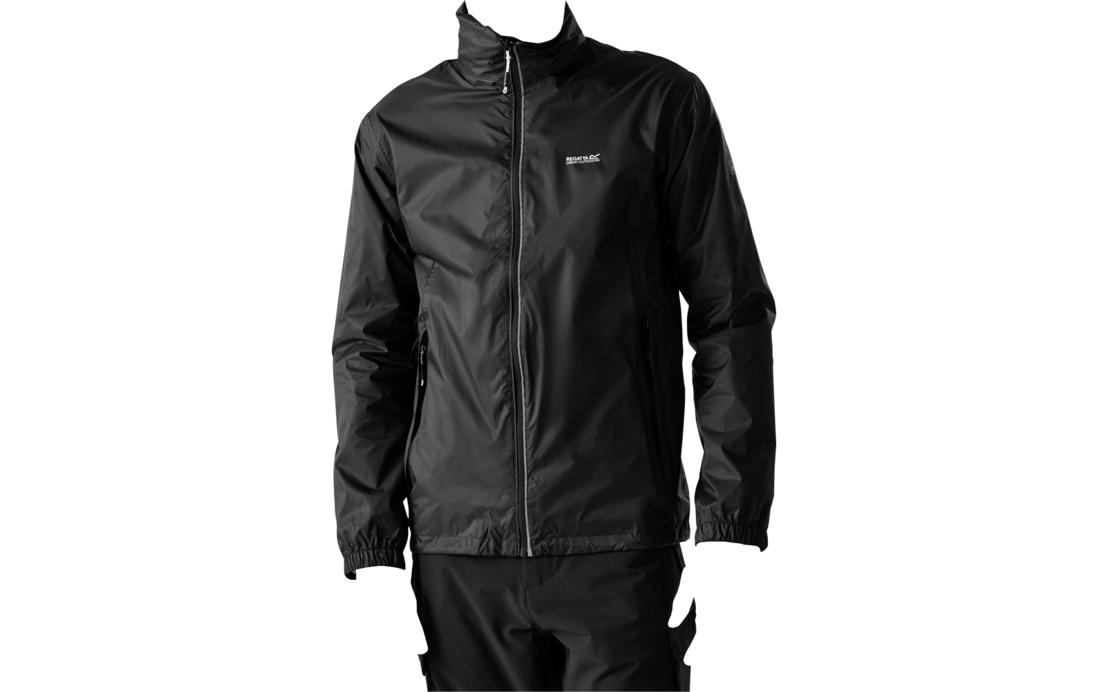 Un uomo indossa una giacca nera con cerniera, un piccolo logo sul petto e due tasche laterali, e pantaloni neri; è in piedi davanti a uno sfondo chiaro, guarda verso destra con le mani lungo i fianchi