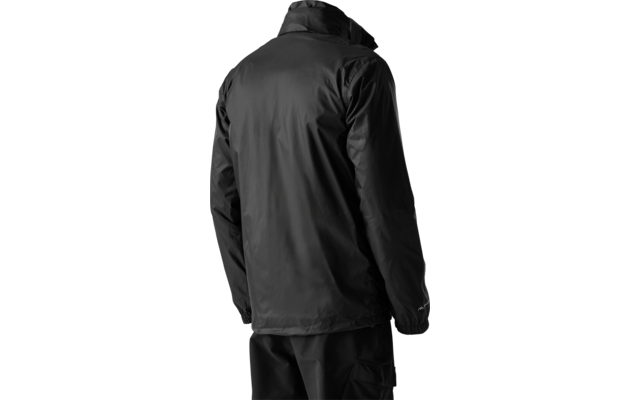 Persona vista da dietro, indossa una giacca nera e pantaloni neri, sfondo uniforme chiaro