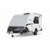 Caravane compacte blanche avec une roue visible, attelage, panneau avant noir et fenêtre latérale sur fond blanc