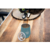 Koffiepot die koffie giet in een blauwe beker op een houten tafel