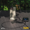 Smartphone et chargeur avec câble sur une table ronde en bois à l'extérieur