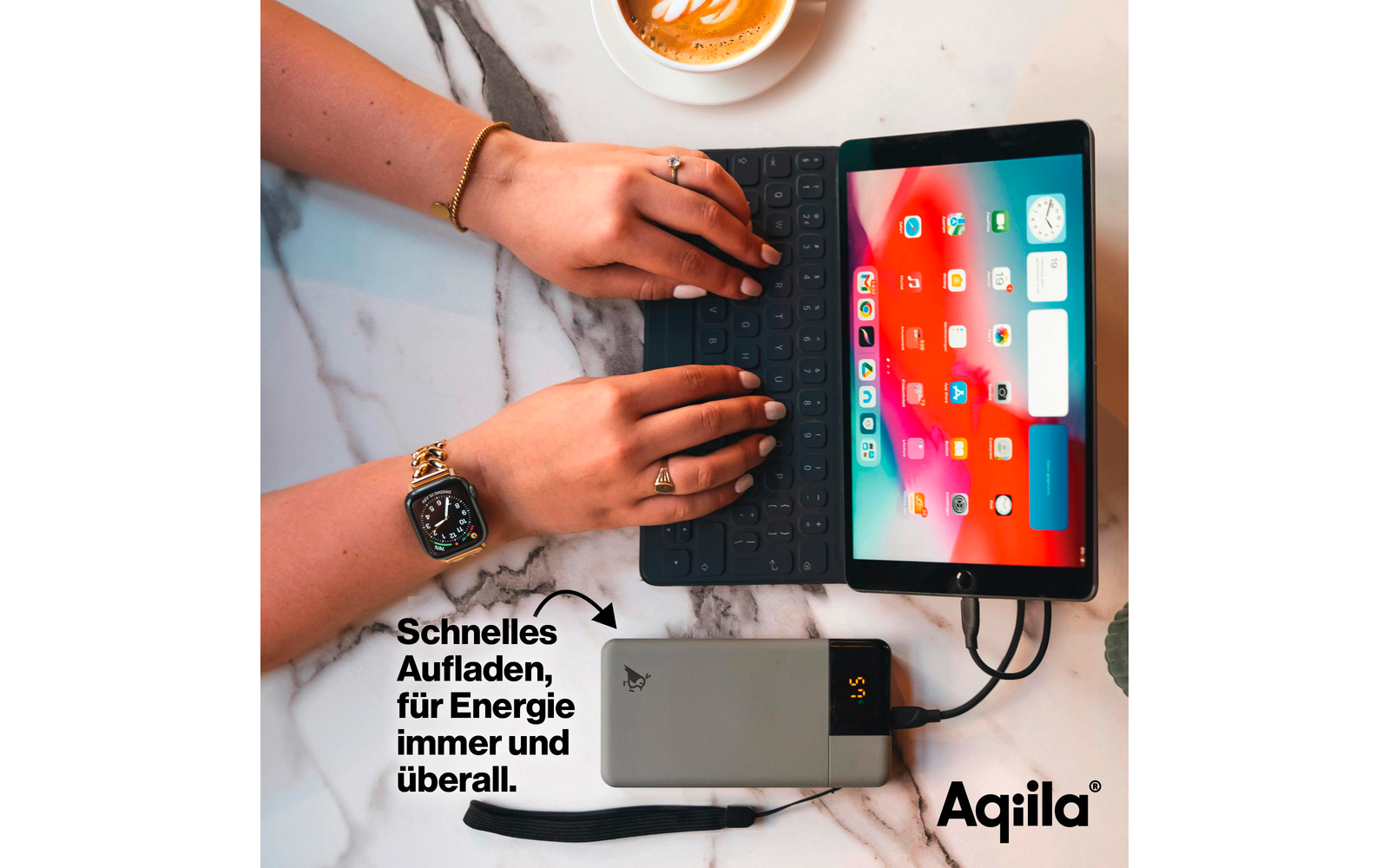 Des mains tapent sur une tablette, à côté d'une tasse de café et d'une feuille d'instructions avec du texte en allemand