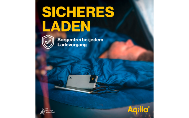 Smartphone dans un sac à dos bleu avec câble de chargement
