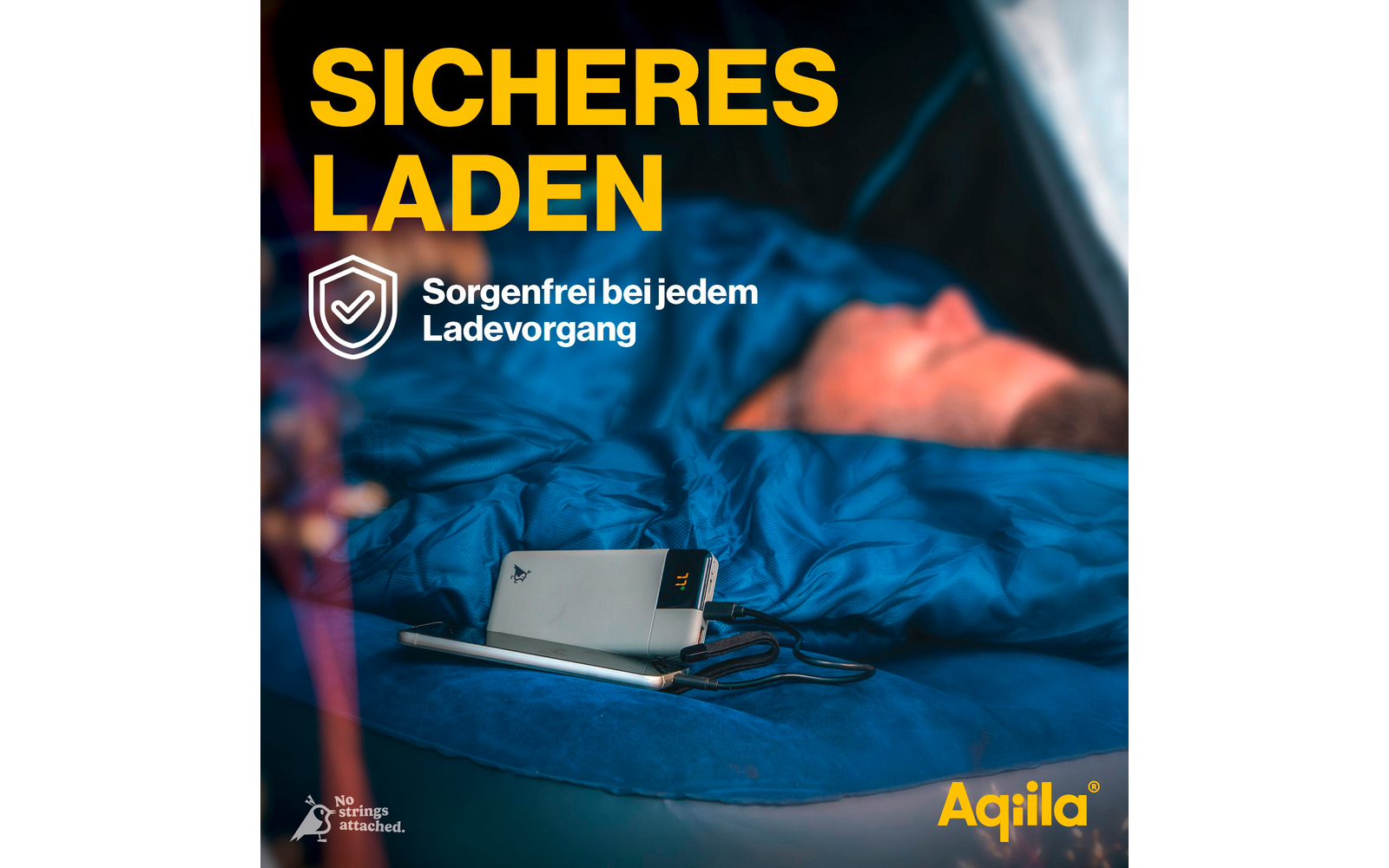 Smartphone dans un sac à dos bleu avec câble de chargement