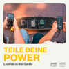 Deux mains tenant chacune un smartphone, avec quatre batteries externes mobiles alignées au centre