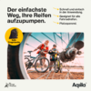 Pneu de vélo en train d'être gonflé avec une pompe, vélo posé sur un sol en planches de bois