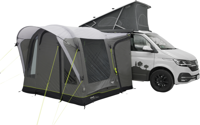 Furgoneta blanca con techo elevable y toldo/tienda gris fijado en el lateral con tensores de color verde claro