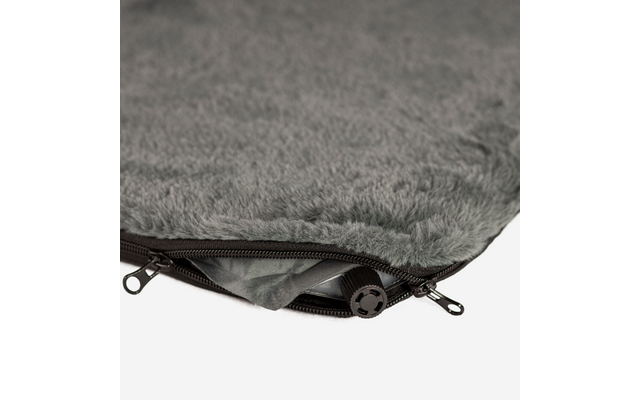 Grau flauschiger Stoff mit teilweise geöffnetem schwarzem Reißverschluss, sichtbarem glattem Innenfutter und runder schwarzer Kunststofföffnung mit kreuzförmiger Aussparung vor weißem Hintergrund