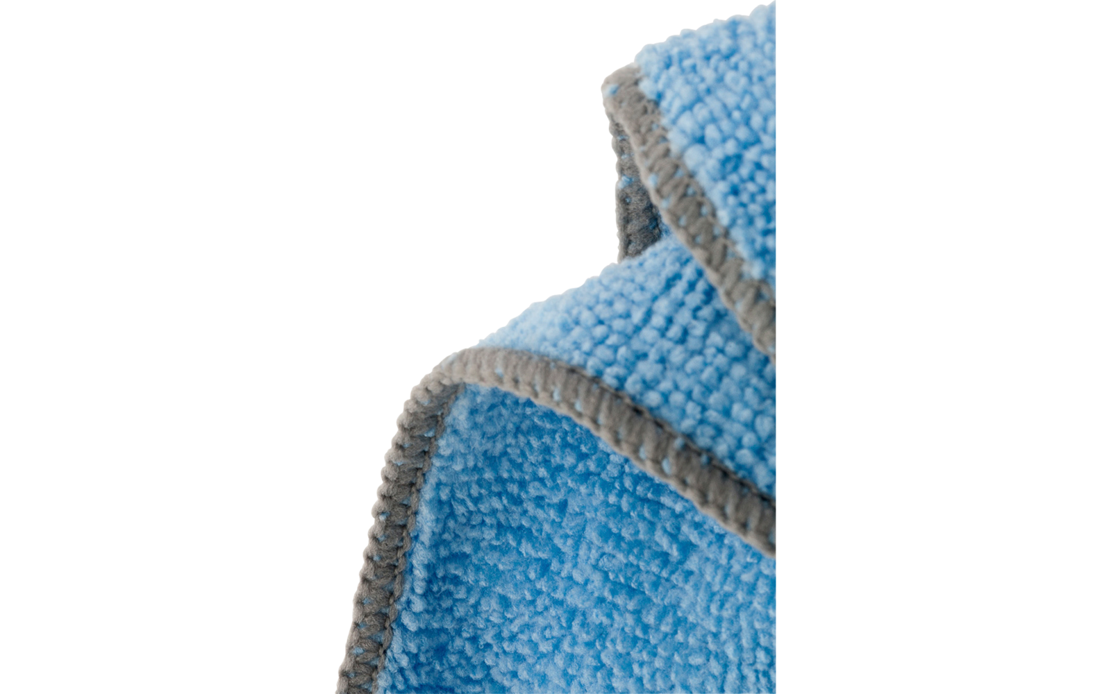 Nahaufnahme eines blauen Tuchs mit grauem Rand auf weißem Hintergrund