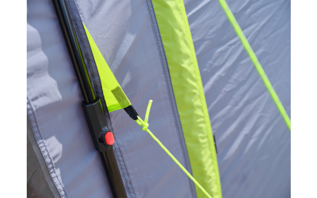 Graues Zelttuch, schwarze Stange, neongelbe Abspannleine und Kunststoffspannverschluss mit rotem Knopf