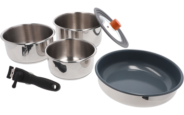 Drei Edelstahltöpfe mit Deckeln und eine Pfanne mit einem abnehmbaren Griff