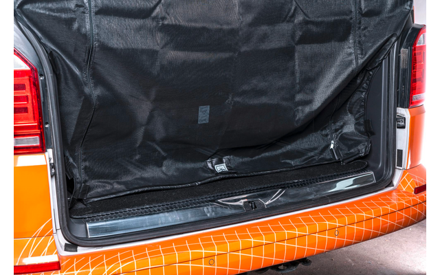Offener Kofferraum eines Fahrzeugs mit schwarzem Laderaumschutz