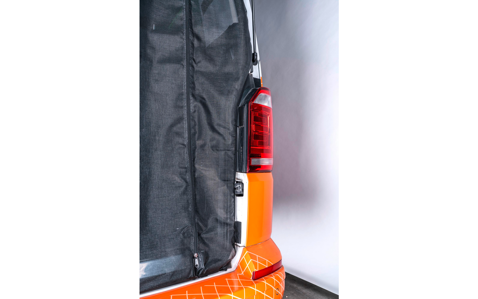 Rückseite eines Fahrzeugs mit schwarzer Tasche und rotem Feuerlöscher