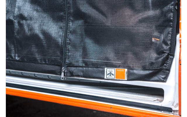 Nahaufnahme eines schwarzen Sicherheitsgurts in einem Fahrzeug mit orange-weißen Details