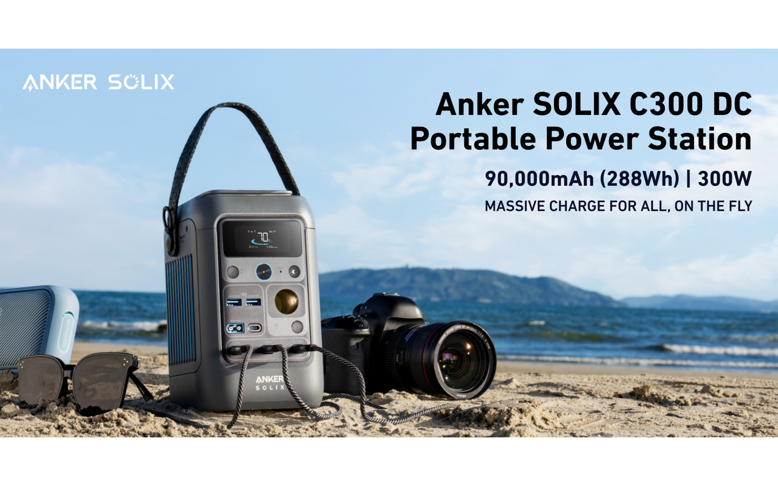 Tragbares Solarladegerät Anker SOLIX C300 DC mit Display und Anschlusskabeln auf weißem Hintergrund