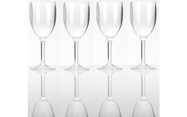 Vier lege wijnglazen naast elkaar op een witte achtergrond