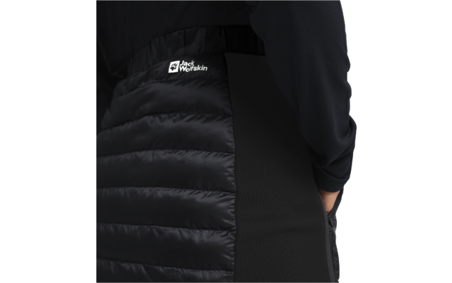Nahaufnahme einer Person, die eine schwarze Daunenjacke trägt