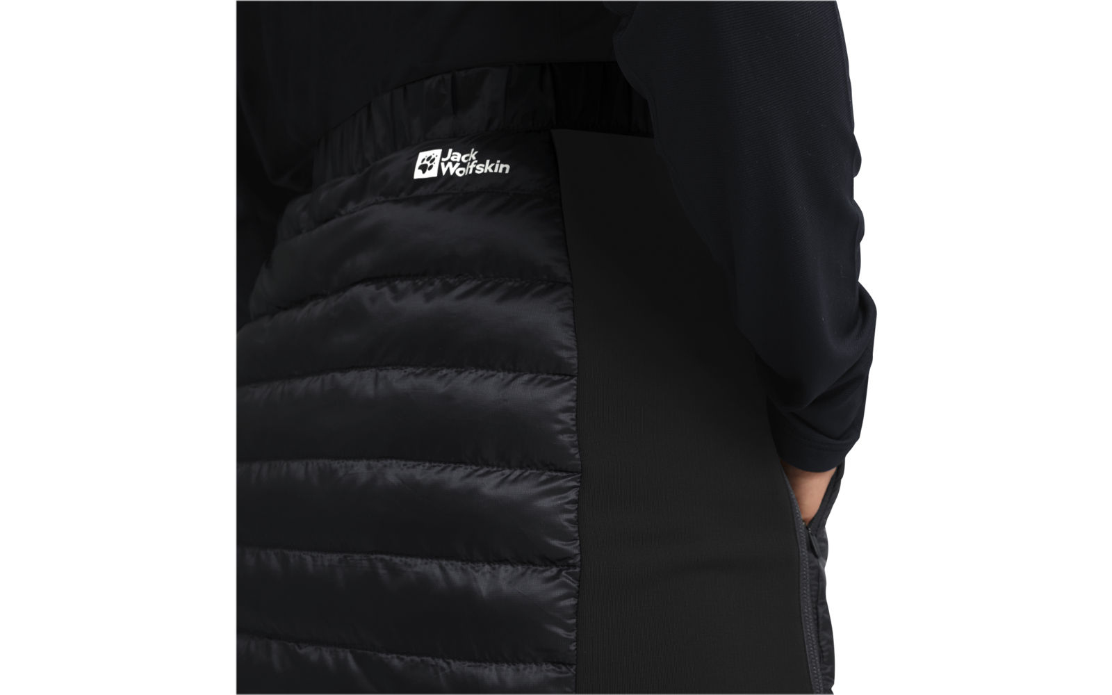 Nahaufnahme einer Person, die eine schwarze Daunenjacke trägt