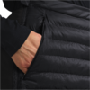 Hand steckt in der Seitentasche einer schwarzen Steppjacke