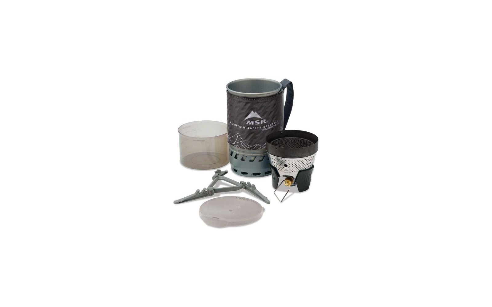 Bicchiere metallico con copertura isolante grigia con scritta “MSR Mountain Safety Research” e grafica di montagna; unità bruciatore metallica perforata con valvola in ottone; supporto per pentola metallico a tre piedi; misurino in plastica traslucida; coperchio di plastica rotondo