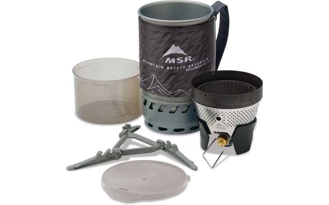 Bicchiere metallico con copertura isolante grigia con scritta “MSR Mountain Safety Research” e grafica di montagna; unità bruciatore metallica perforata con valvola in ottone; supporto per pentola metallico a tre piedi; misurino in plastica traslucida; coperchio di plastica rotondo