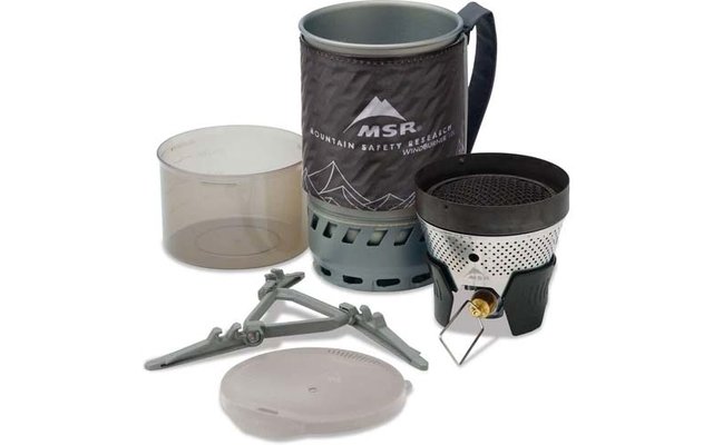 Metallbecher mit grauer Isolierhülle mit Schriftzug „MSR Mountain Safety Research“ und Berggrafik; perforiertes Metallgerät mit Messingventil; dreibeiniger Metall-Topfständer; durchsichtiger Kunststoffbecher; runder Kunststoffdeckel