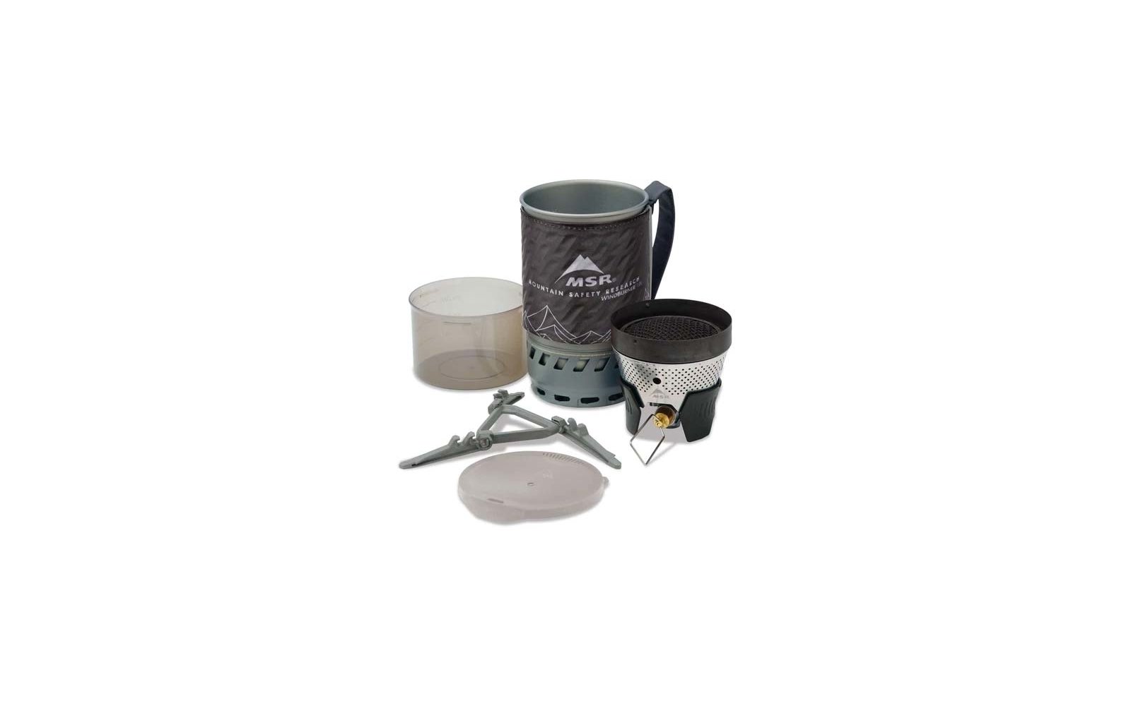 Metallbecher mit grauer Isolierhülle mit Schriftzug „MSR Mountain Safety Research“ und Berggrafik; perforiertes Metallgerät mit Messingventil; dreibeiniger Metall-Topfständer; durchsichtiger Kunststoffbecher; runder Kunststoffdeckel