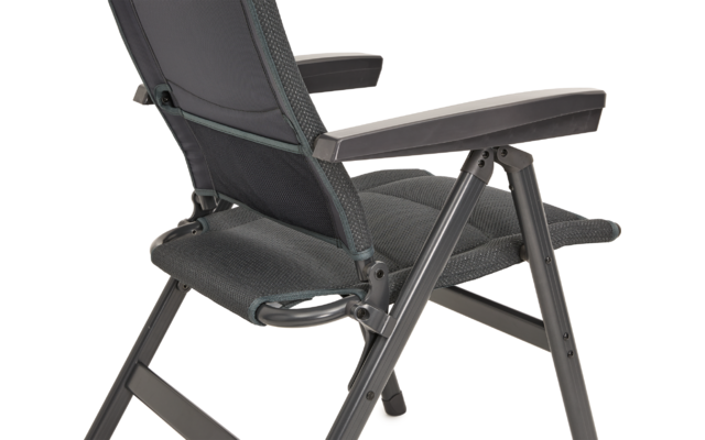 Grau-schwarzer klappbarer Stuhl mit Mesh-Sitz und -Rückenlehne, Metallgestell und Armlehnen