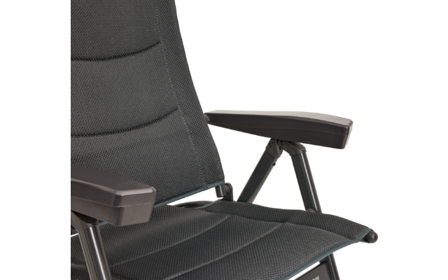 Dunkelgrauer gepolsterter Stuhl mit mesh-ähnlichem Bezug, sichtbare Sitzfläche, Rückenlehne, gepolsterte Armlehnen und Metallgestell