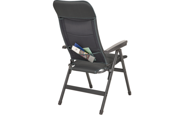Rückansicht eines dunkelgrauen Klappstuhls mit Metallgestell, Armlehnen und Netzfach am Rücken, darin mehrere Broschüren