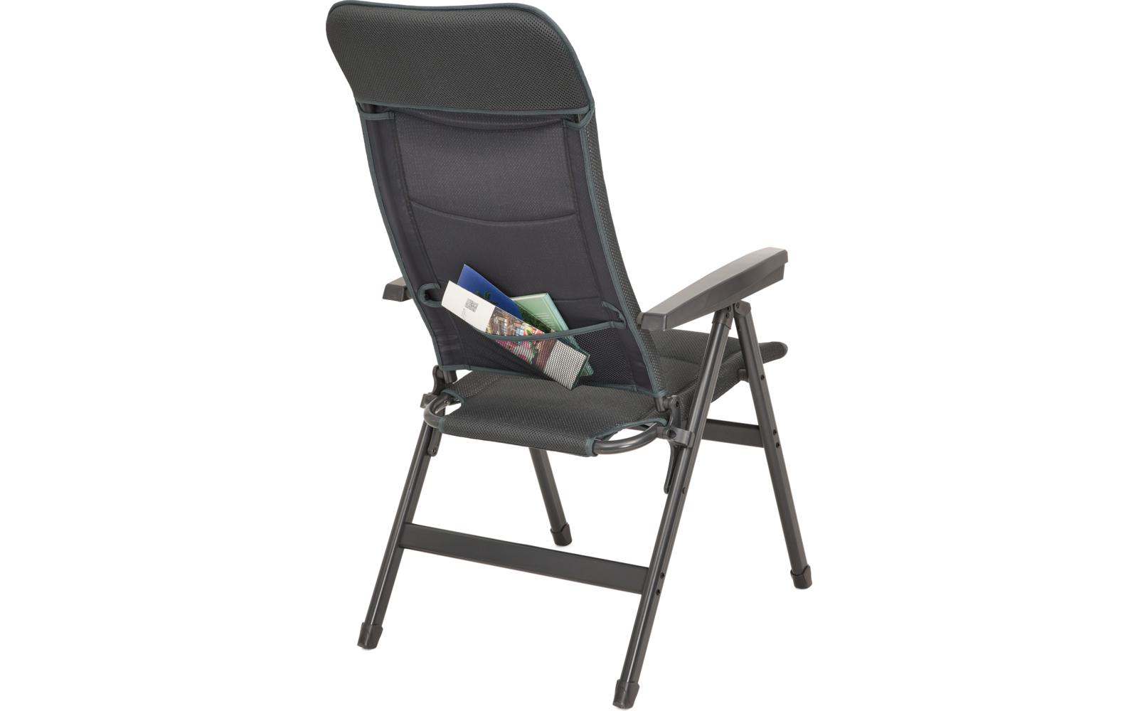 Rückansicht eines dunkelgrauen Klappstuhls mit Metallgestell, Armlehnen und Netzfach am Rücken, darin mehrere Broschüren