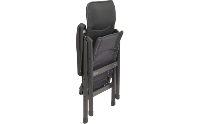 Zusammengeklappter dunkelgrauer, gepolsterter Klappstuhl mit Metallrahmen und Außentasche