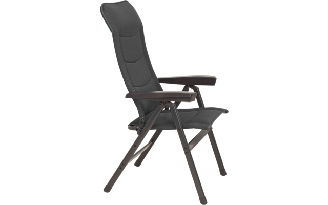 Schwarz-grauer Stuhl mit hoher gepolsterter Rückenlehne, Armlehnen und Metallgestell vor weißem Hintergrund