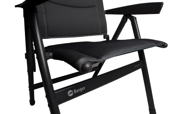 Schwarzer Stuhl mit Metallgestell, Netzsitz und Netzrücken, Armlehnen; sichtbares Berger-Logo auf der vorderen Querstrebe