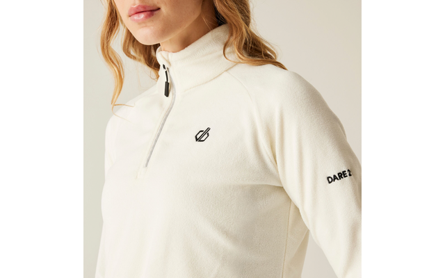 Weißer Pullover mit Reißverschluss und kleinem Logo auf der Brust