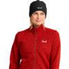 Person, bis zur Brust, rote Fleecejacke mit Reißverschluss und sichtbarem Logo, schwarze Mütze mit Logo, Blick leicht zur Seite