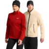 Frau und Mann mit schwarzen Mützen; Frau trägt rote Fleecejacke mit Reißverschluss; Mann trägt beige Sherpa-Fleecejacke mit schwarzem Reißverschluss und Reißverschlusstaschen; beide tragen schwarze Hosen