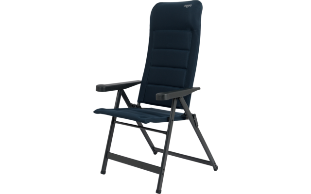 Klappstuhl mit gepolstertem dunkelblauem Bezug, hoher Rücken mit vier horizontalen Polsterstreifen, schwarze Armlehnen und schwarzes Metallgestell