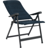 Klappstuhl mit dunkelblauer gepolsterter Sitz- und Rückenfläche und schwarzem Metallgestell mit Armlehnen