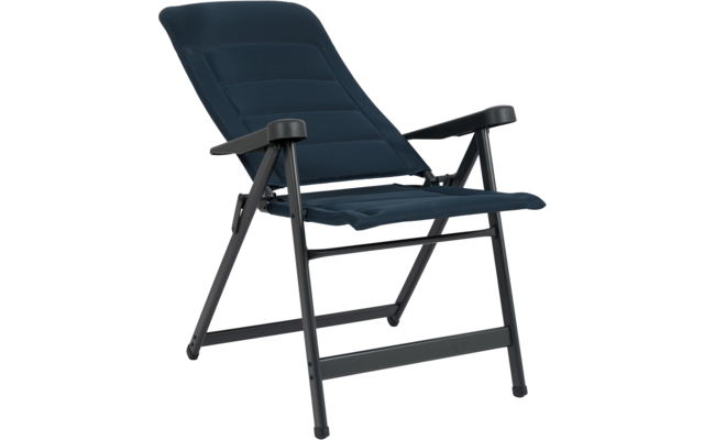 Klappstuhl mit dunkelblauer gepolsterter Sitz- und Rückenfläche und schwarzem Metallgestell mit Armlehnen