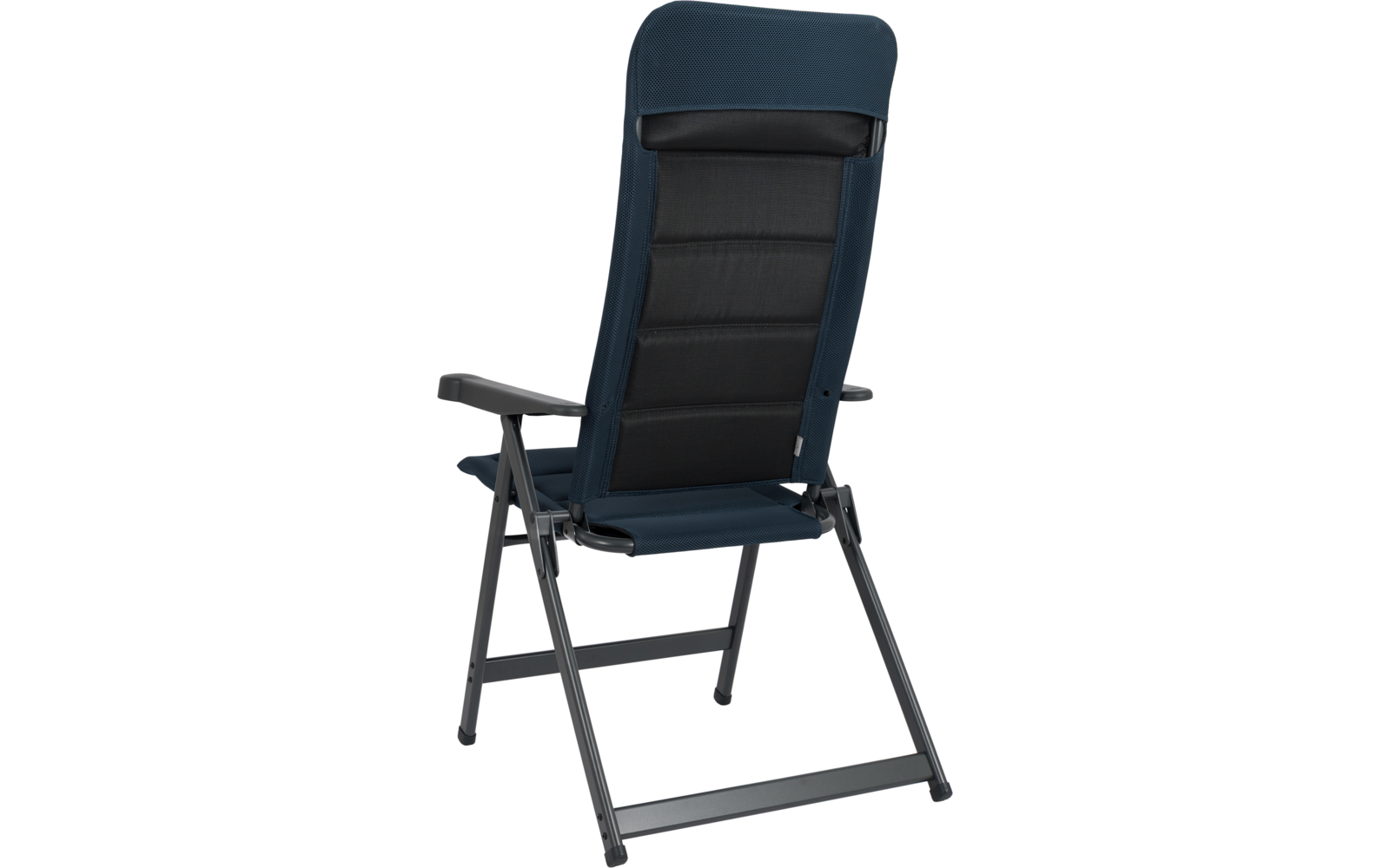 Klappstuhl mit dunklem Metallgestell, dunkelblauem Stoffbezug, schwarzem Mittelrücken und Armlehnen