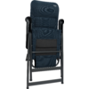 Zusammengeklappter dunkelblauer gepolsterter Klappstuhl mit schwarzem Metallrahmen, gepolsterten Armlehnen und sichtbaren Haltebändern am Rückenteil