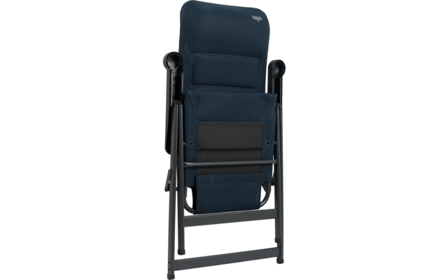 Zusammengeklappter dunkelblauer gepolsterter Klappstuhl mit schwarzem Metallrahmen, gepolsterten Armlehnen und sichtbaren Haltebändern am Rückenteil