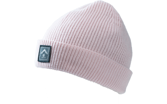 Gorro tipo beanie rosa tejido con vuelta y etiqueta rectangular negra con un símbolo de montaña blanco