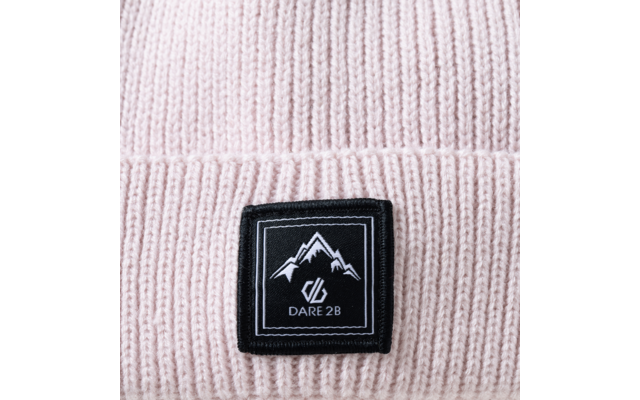 Gorro de punto rosa claro con vuelta y etiqueta cuadrada negra con un logo de montaña blanco y el texto DARE 2B