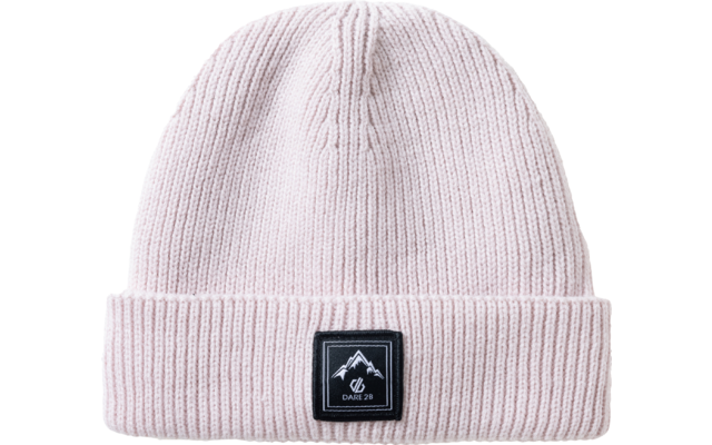 Bonnet tricoté rose pâle avec revers et étiquette rectangulaire noire montrant un logo montagne et le texte 'DARE 2B'