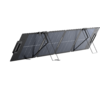 Drei nebeneinander aufgeklappte, faltbare Solarmodule auf Metallfüßen, sichtbare Solarzellen