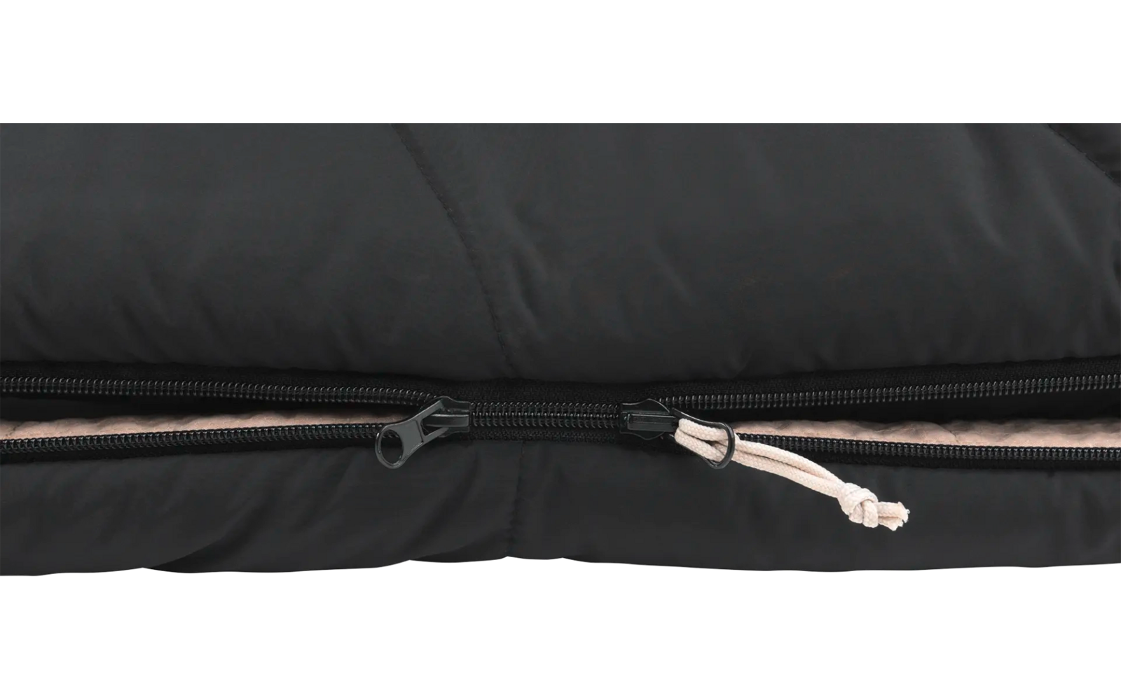 Close-up van een zwarte rits met twee schuivers, aan een schuiver hangt een wit touwtje