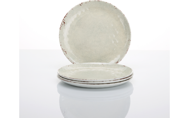 Drei hellgraue Keramikteller, zwei gestapelt vorne, einer steht dahinter auf weißem reflektierendem Untergrund